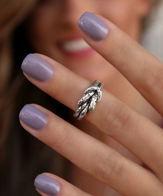 Our Nautical Sailor’s Knot Ring is a customer favorite! Handmade in sterling silver, this timeless beach-inspired beauty symbolizes strength, love, and connection. 💙✨